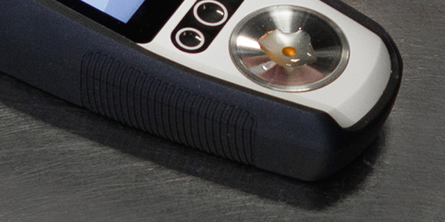 internal 3 reichert-refractix-universal-high-res-linear-image-sensor-ccd-close-up-640x320.jpg