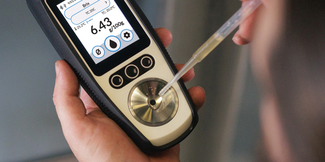 reichert-refractix-universal-temperature-640compensation-brewer-taking-sample-640x320 brix 0.01 hand.jpg